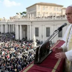 Thousands gather in St. Peter&rsquo;s Square for the Easter Urbi et Orbi blessing