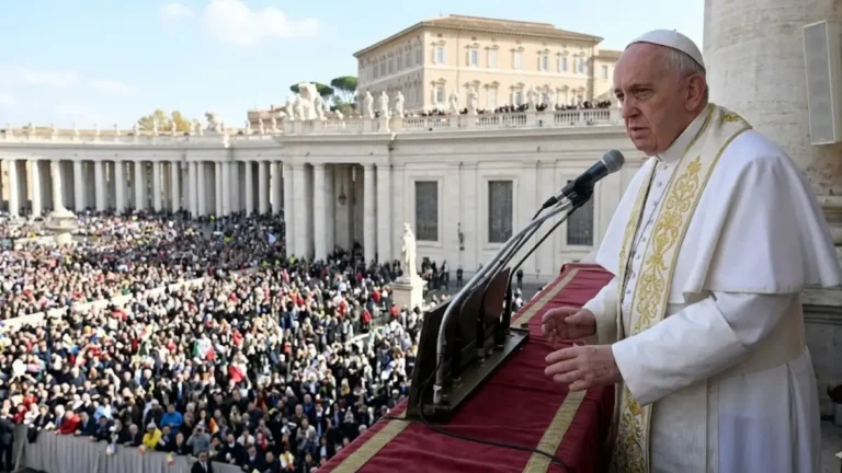 Thousands gather in St. Peter&rsquo;s Square for the Easter Urbi et Orbi blessing